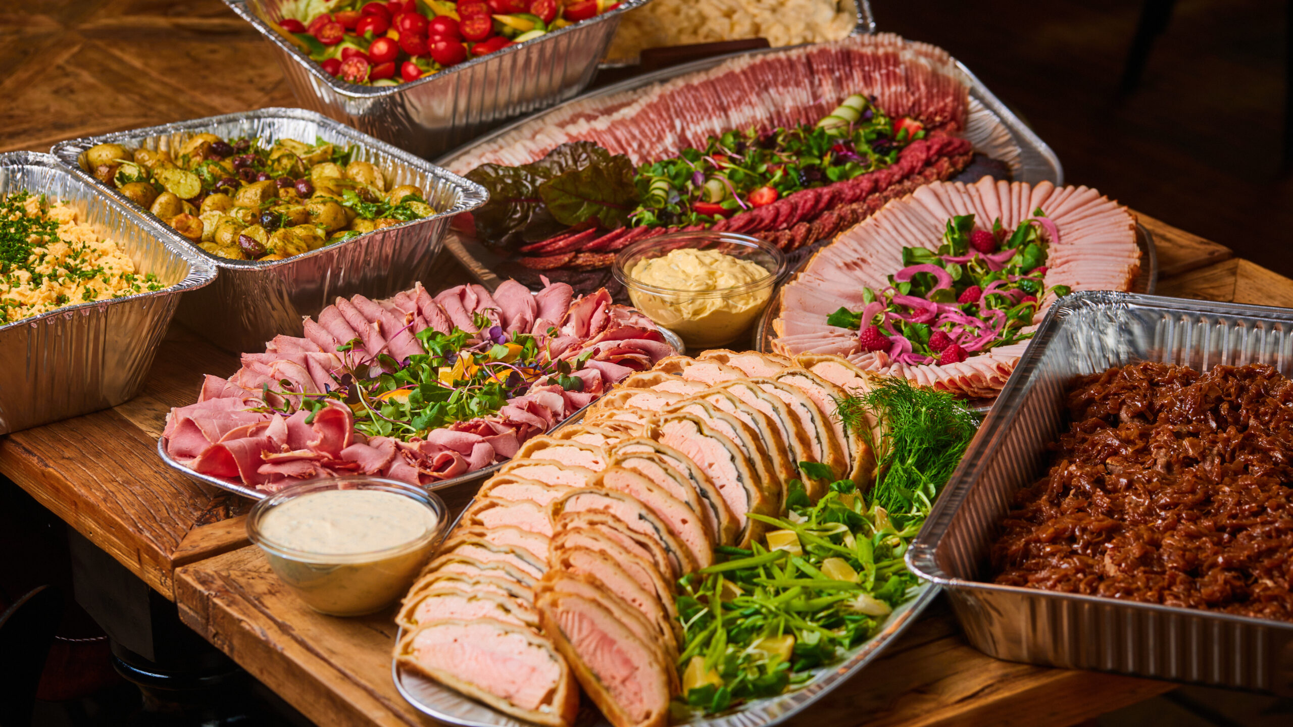 Badsturøkt Reinsdyr
Innbakt Laks & Dressing
Spekemat & Eggerøre
Karbonader & Løk
Biff Stroganoff & Ris
Roastbiff & Remulade
Grønn Salat
Valentinsalat
Potetsalat
Krydderskinke